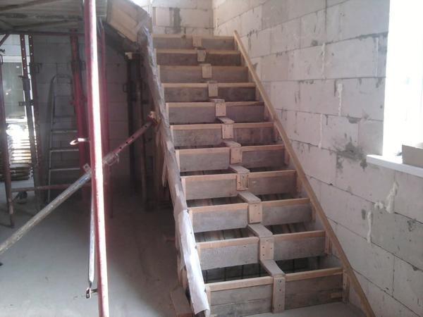 Справиться с несложным ремонтом бетонной лестницы вполне возможно самостоятельно