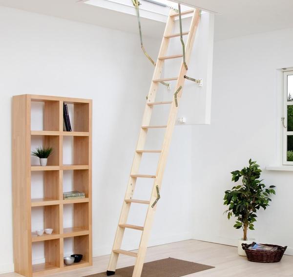Складные лестницы на чердак, которые изготовлены из дерева, являются не менее популярными и востребованными в загородных домах