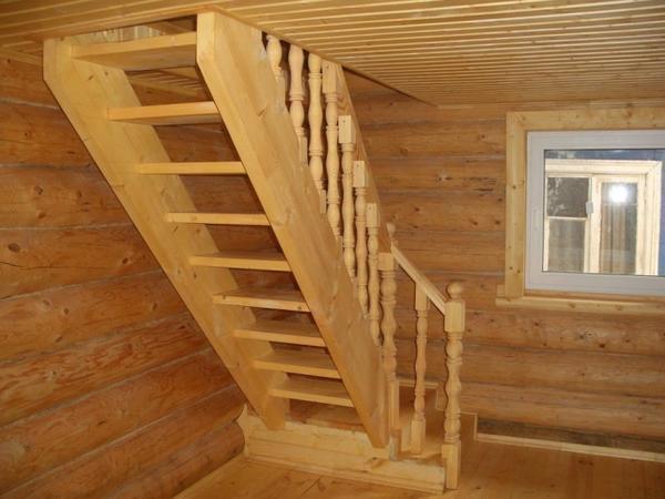 Наиболее удачно и красиво в интерьер загородного дома впишется деревянная лестница, которая ведет на мансарду