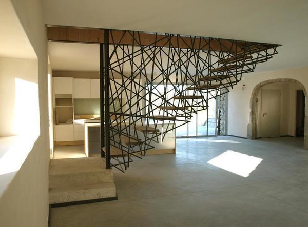 Прекрасно в интерьер современного помещения впишется стильная металлическая лестница на косоурах 