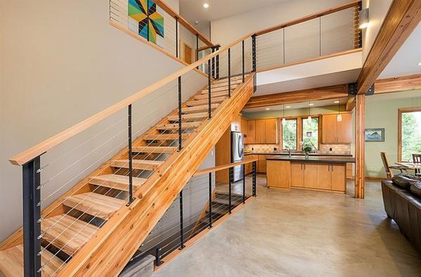 Практичной и простой в установке является прямая маршевая лестница из дерева