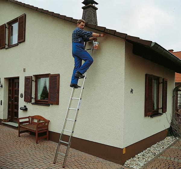 Наиболее часто телескопические лестницы используют в строительстве в загородном доме 