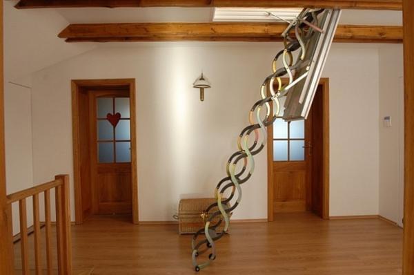 Выдвижная лестница на второй этаж позволяет существенно сэкономить пространство в помещении 