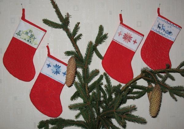 Чтобы дом стал уютным и сказочным, достаточно украсить его декоративными сапожками для подарков, оформив их новогодней вышивкой крестом 
