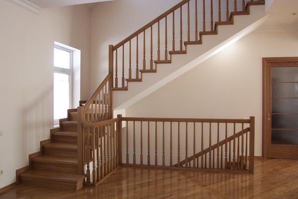 Деревянные ступени — оптимальное решение для лестницы, находящейся внутри помещения