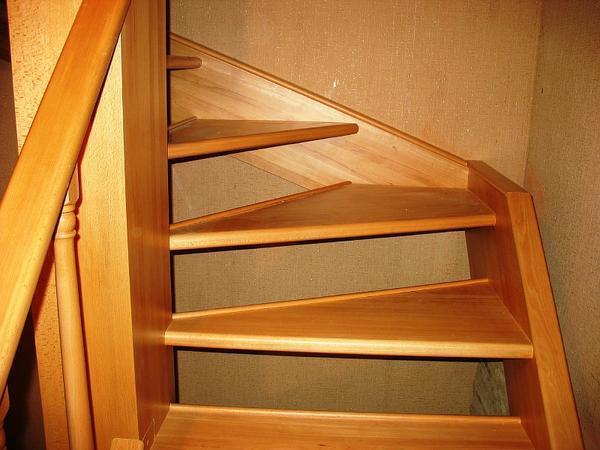 Преимущества деревянной лестницы в том, что она надежная и практичная