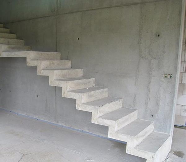 Многие предпочитают выбирать бетонные лестницы для подвала, поскольку они характеризуются надежностью и практичностью 