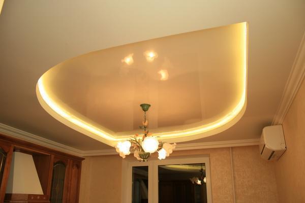 Сделать потолок с подсветкой довольно просто: следует правильно подключить ленту и выбрать раствор для ее крепления