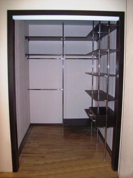 В небольшой гардеробной можно использовать конструкции открытого типа, чтобы не загромождать пространство