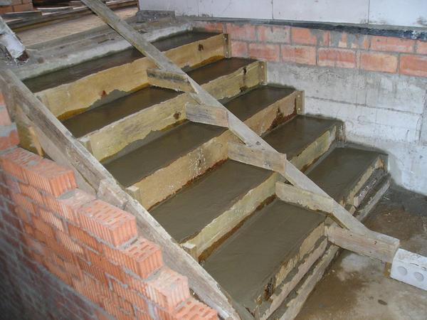 Заливка лестницы из бетона производится после расчета количества ступенек
