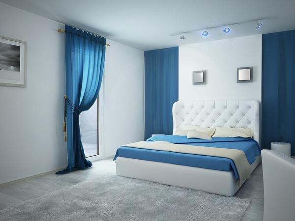 При оформлении спальни в голубом цвете особое внимание необходимо уделять текстилю