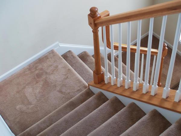 Сделать лестницу безопасной можно с помощью коврового покрытия, на котором не скользит нога 