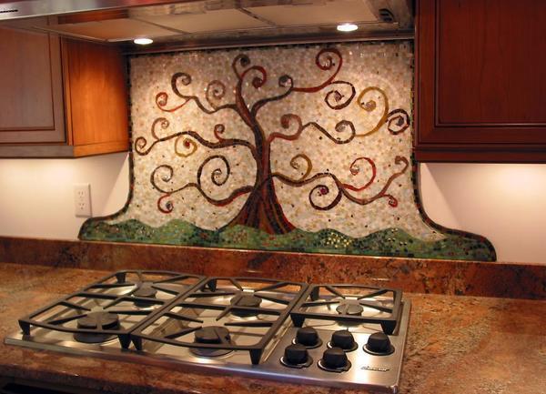 Мозаичное панно для кухни вполне можно сделать из подручных материалов, имеющихся в наличии