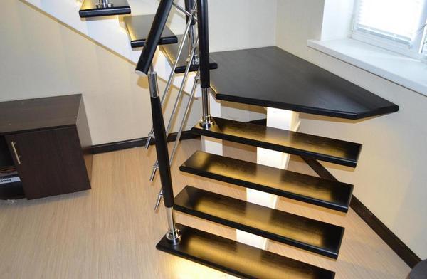 Для того чтобы сделать лестницу более практичной и удобной, дизайнеры рекомендуют выбирать автоматическую подсветку 