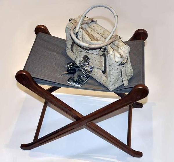 Подставка под сумку может быть выполнена из различных материалов