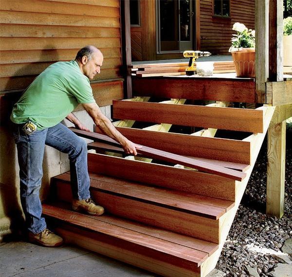 Установить деревянную лестницу можно своими руками, главное – заранее приобрести необходимые материалы для работы и продумать дизайн будущей конструкции