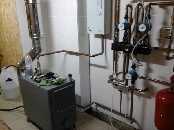 Основой схемы водяного отопления частного дома является топливный агрегат – котел
