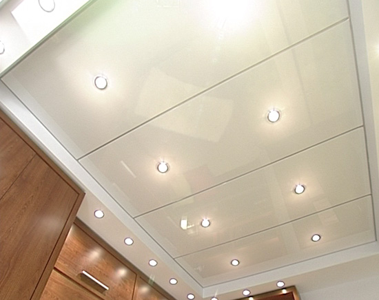 потолок из пластиковых панелей с точечными светильниками