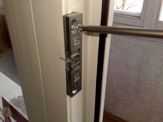Защелка для балконной двери ПВХ: пластиковая и магнитная, как .
