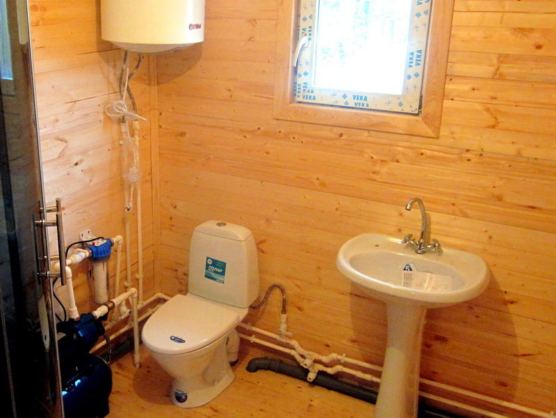 Деревянные туалет и душ для дачи