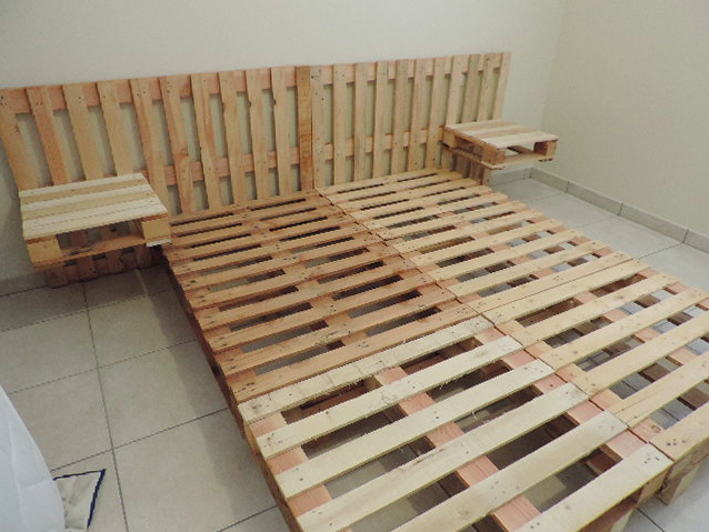 кровать из поддонов со столиками по бокам