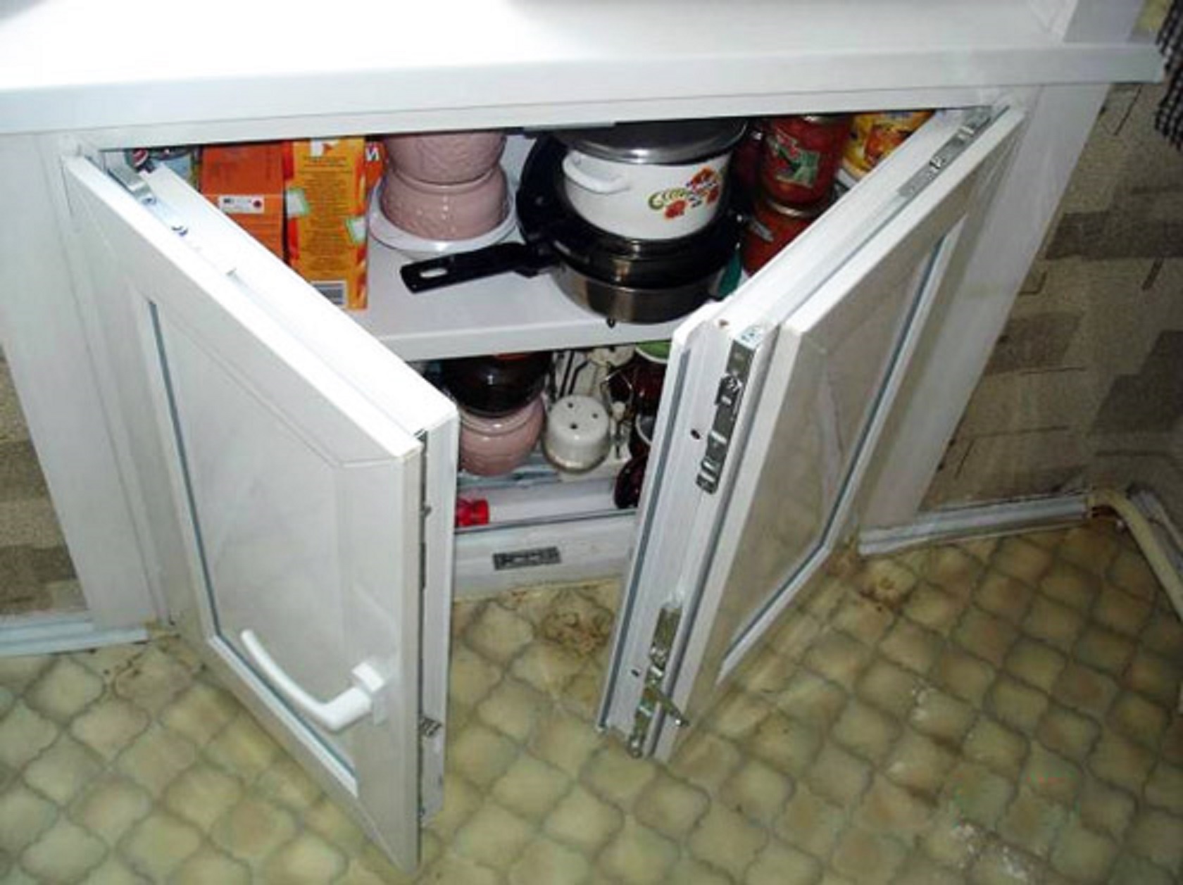 советский холодильник под окном дизайн