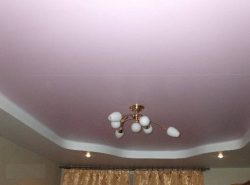 Благодаря широкому ассортименту натяжных конструкций, хозяин может выбрать потолок из ткани, ПВХ, гипсокартона или жидких обоев