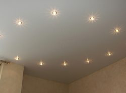 Для правильного монтажа точечных светильников на натяжном потолке необходимо изучить особенности эксплуатируемого помещения