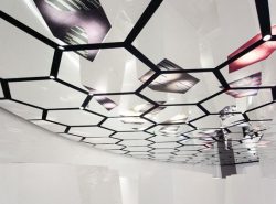 Необыкновенный дизайн стеклянного потолка придаст любому интерьеру оригинальности и динамики