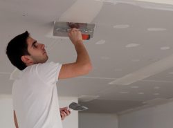 Шпаклевку гипсокартонного потолка выполняют для выравнивания и устранения мелких дефектов поверхности