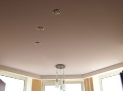 Акустические натяжные потолки обеспечивают высокий уровень звукоизоляции, препятствуя проникновению шума в помещение