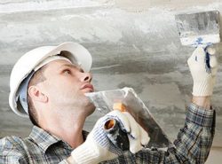 Прежде чем приступить к ремонту потолка с помощью современных материалов, необходимо удалить с его поверхности старое меловое покрытие