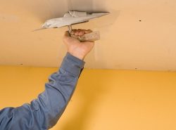 Оштукатуривание - бюджетный вариант отделки потолка, не требующий приобретения дорогостоящих материалов и специального оборудования