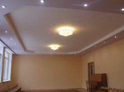С помощью листов гипсокартона можно легко и без особых затрат отделать потолок в помещении