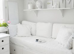 Белая мебель в гостиной создает атмосферу свежести, комфорта и уюта