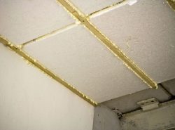 Оклеив потолок пенопластом, вы сохраните комфортную температуру в помещении