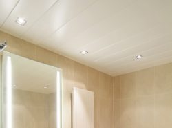 Выбирая потолок для ванной комнаты следует обращать внимание не только на внешний вид материала, который Вы хотите использовать, но и на его характеристики, в частности, водостойкость