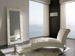 Кресло в спальне может быть как декоративным, так и функциональным предметом интерьера