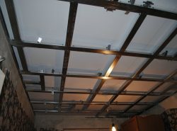 Пластиковый потолок будет долговечной и практичной конструкцией