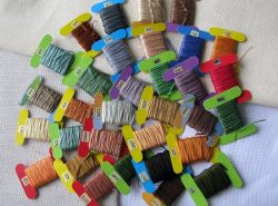 Существует широкое разнообразие ниток для вышивания крестиком, отличающихся по толщине, цвету и материалу, из которого они изготовлены