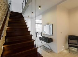 Лестница может быть не только практичной, но и выступать оригинальным элементом декора в интерьере