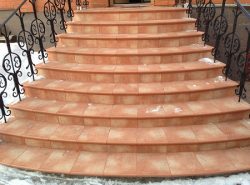 Входные лестницы в дом могут быть изготовлены из различного материала: металла, дерева, камня или бетона