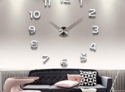 Большие настенные часы способны придать гостиной оригинальности и сделать ее более функциональной