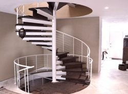 Металлическая лестница — это прочная конструкция, которая способна стильно украсить интерьер помещения