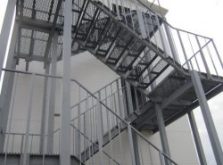 Проверить качество лестницы можно при помощи специальных испытаний
