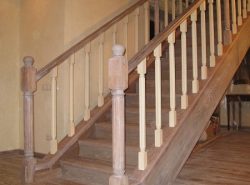 Тетива для лестницы может быть изготовлена из различных материалов, например, металла или дерева