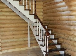 Красивая деревянная лестница украсит интерьер загородного дома