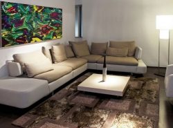 Сделать гостиную комфортной и удобной можно при помощи красивого практичного дивана