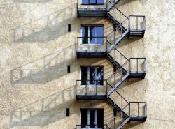 Эвакуационная лестница — обязательный элемент конструкции любого общественного здания
