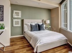 В спальне рекомендуется ставить кровать в противоположном углу относительно двери, чтобы она не мешала комфортному передвижению по комнате